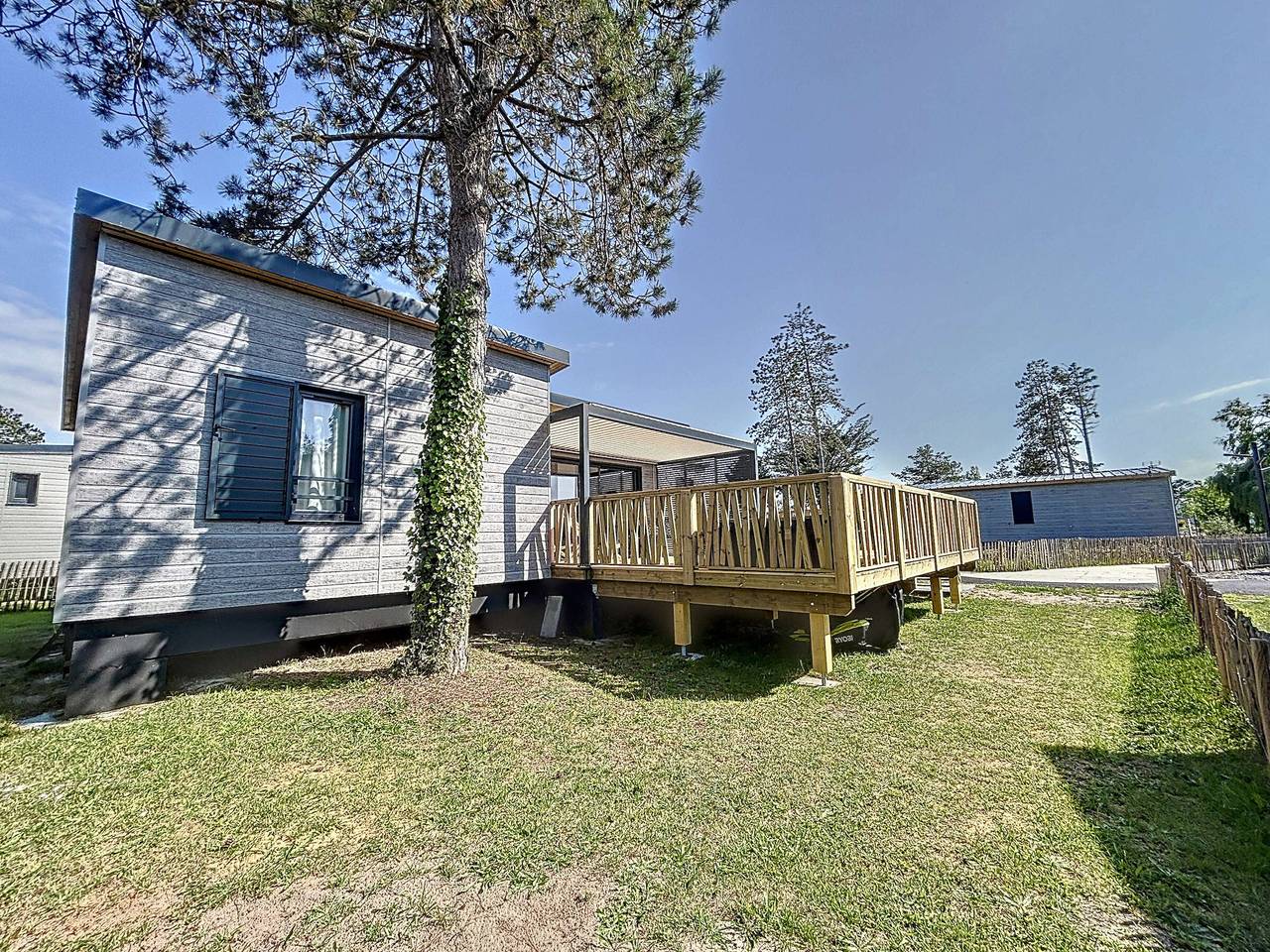 Chalet de standing 6 pers - Piscine chauffée - Proche plage - Wifi - Parking - Terrasse privée in Jullouville, Côte de la Déroute