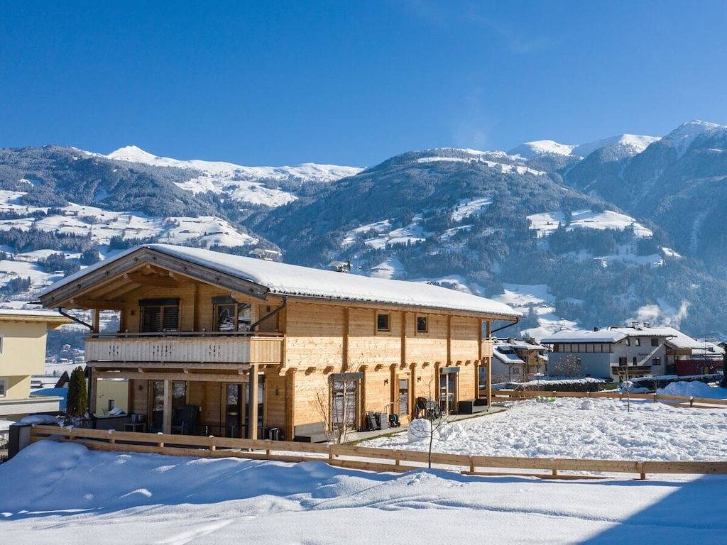 Vakantiehuis in Fügen met zwembad in Tux Alps, Fügen