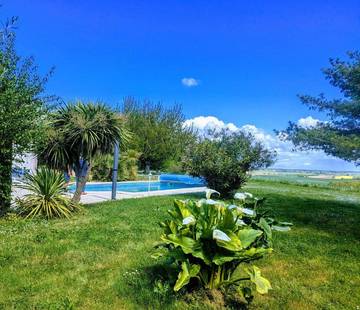 Location de vacances pour 7 personnes, avec jardin ainsi que vue et piscine, animaux acceptés à Saint-Fort-sur-Gironde
