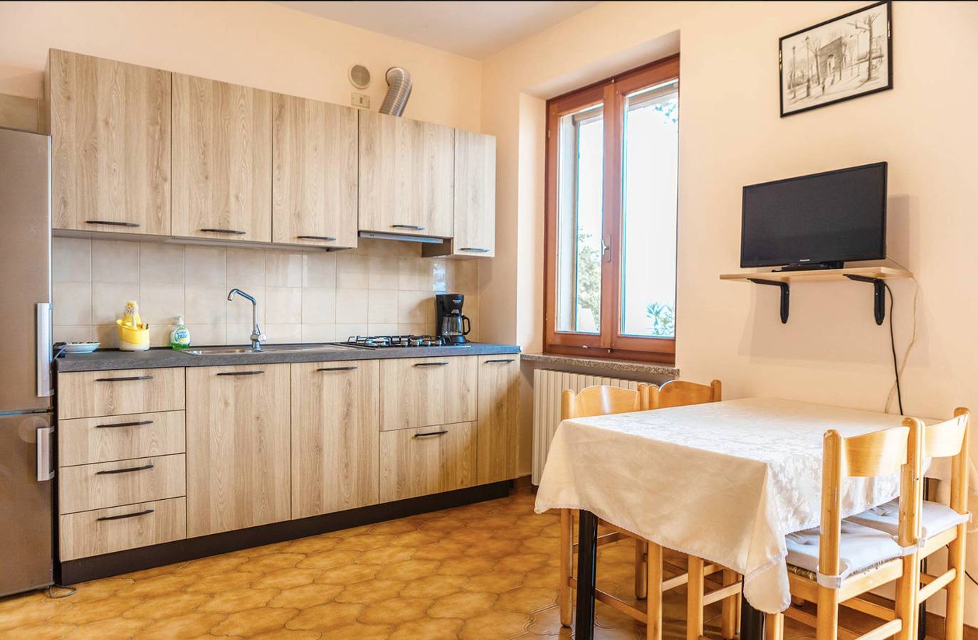 Ganze Wohnung, Ferienwohnung 'Appartamento Chalet' mit Blick auf den See, Gemeinschaftspool und Wi-Fi in Brenzone, Gardasee-Berge