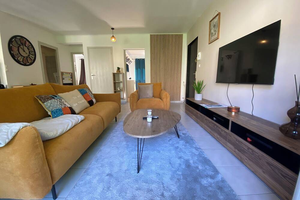 Entire apartment, 2 bedroom apartment Vals les bains with balcony 5 minutes from the thermal baths in Vals-les-Bains, Parc naturel régional des Monts d'Ardèche