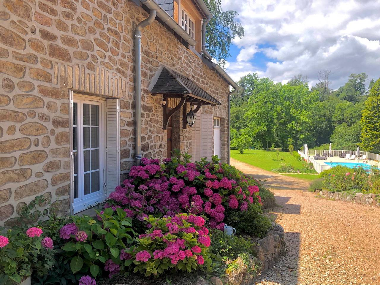 Casa rural con piscina climatizada, terraza y río in Pont-et-Massène, Región de Montbard