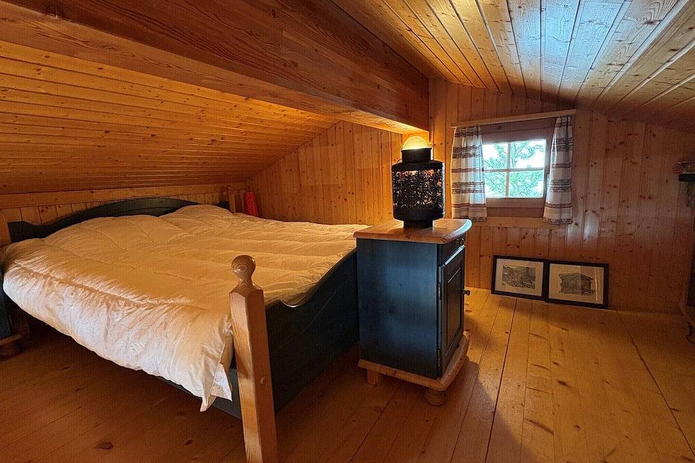 Chalet for 6 people: 1 double bedroom - 2 bedrooms with bunk beds - bathroom with Wc - shower room - in Grimentz, Anniviers