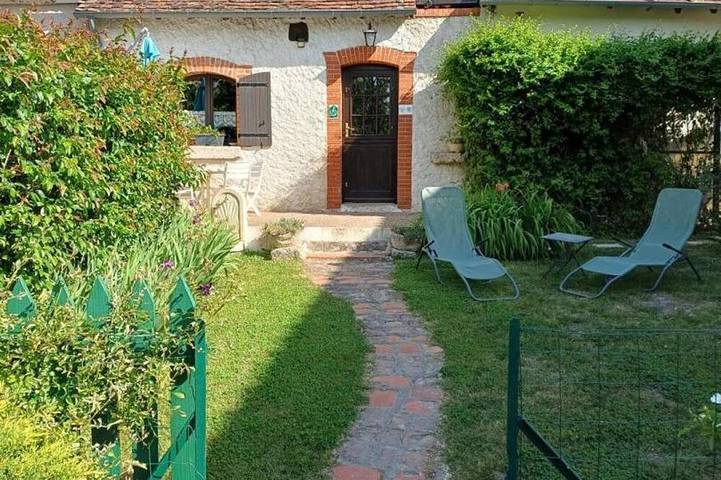Gîte pour 2 personnes, avec Terrasse ainsi que Jardin et Piscine