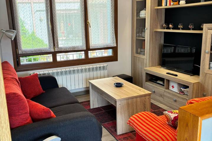 Appartement entier, Appartement de vacances pour 6 personnes avec balcon/terrasse in Niembro, Llanes