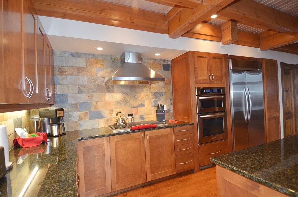 The Minks: 6-bedroom luxury mountain chalet with hot tub & sauna in Kicking Horse