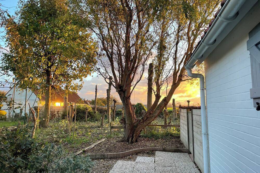 Charming fisherman's house with private garden in Adinkerke, De Panne