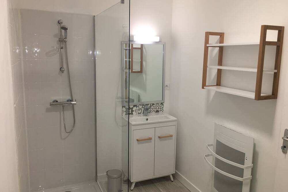 Entire apartment, Lodge-Ensuite with Shower-Garden view in Bouchemaine, Angers region