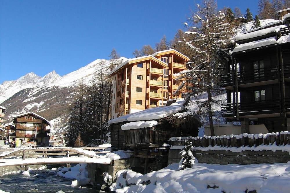 Entire apartment, Chalet Apartment With Stunning Matterhorn Views in Zermatt, Wallisian Alps