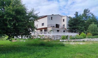 Gîte pour 6 personnes, avec vue et terrasse, animaux acceptés à Escragnolles