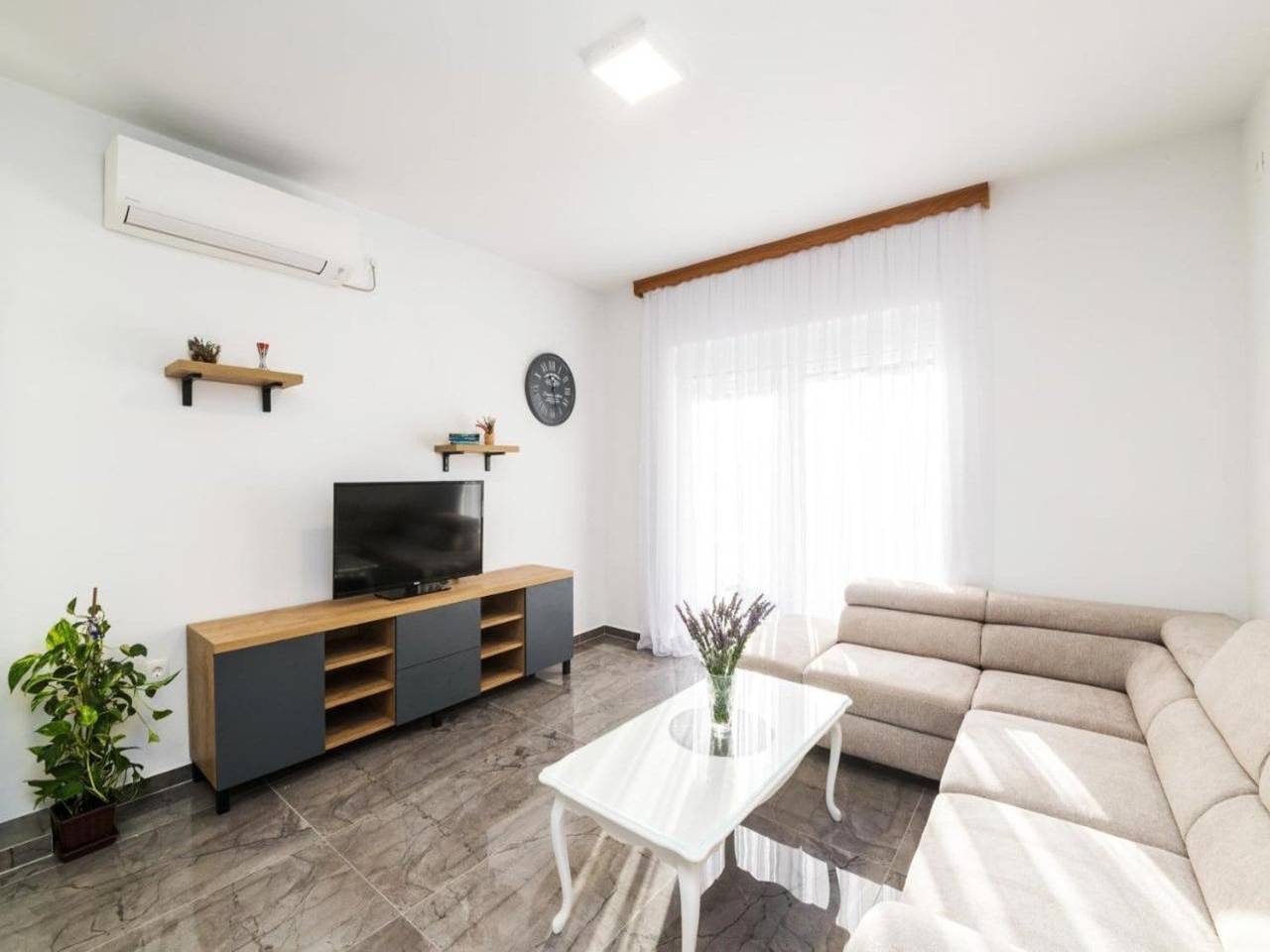 Mihael Holiday House - Three Bedroom Holiday Home with jacuzzi in Zadar Stadt, Zadar (Kommun)