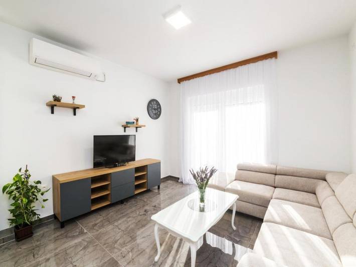 Ferienhaus für 7 Personen, mit Terrasse und Whirlpool in Zadar (Kommun)