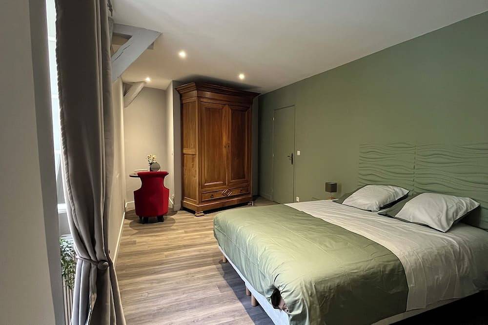 Villa L'Entrepotes with heated pool in Chinon's historic city center in Chinon, Loire-Tal