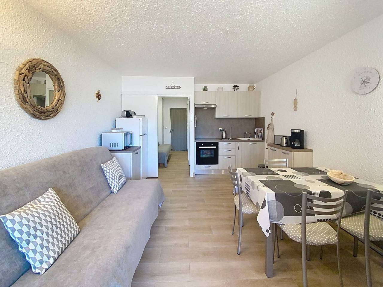 Entire studio, Air-Conditioned Studio Near Beach with Pool and Parking in Bormes-les-Mimosas in Mediterranean Coast (France)