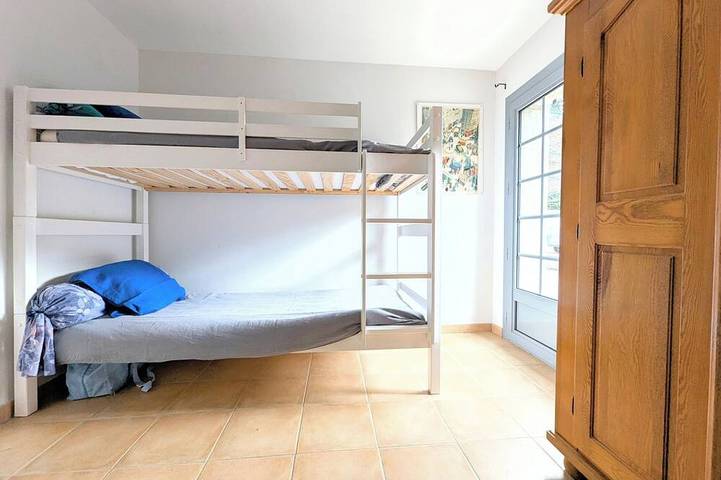 3-bedroom house, absolute calm, swimming pool, tennis court, parking, calanques in Roquefort-la-Bédoule, Marsella region