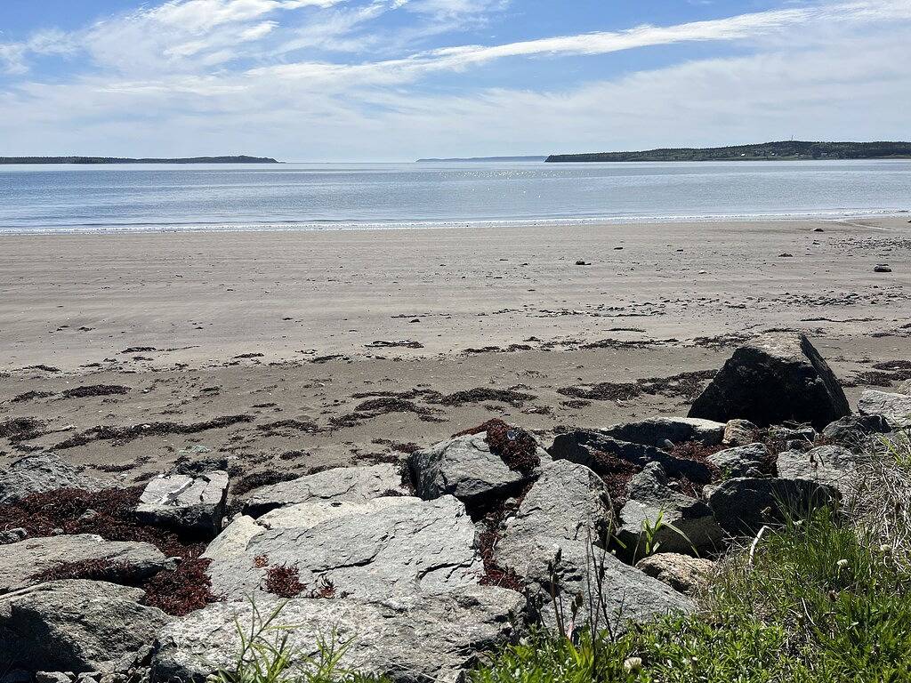 Cozy cottage, steps from the beach. in Washington County (Maine)