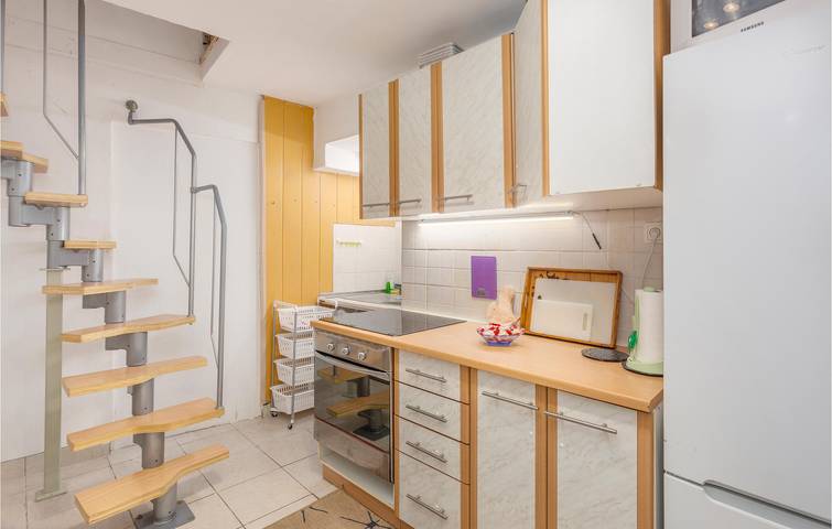 Ganze Ferienwohnung, Charmante Wohnung mit Terrasse, in der Nähe der Küste und des Stadtzentrums in Cres Stadt, Cres