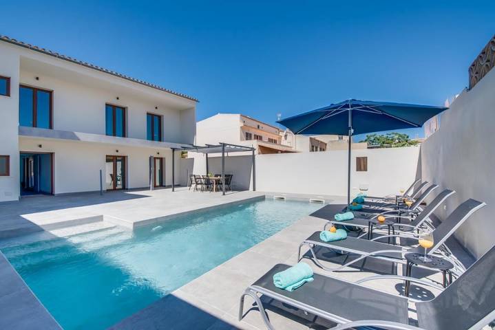 Ferienwohnung für 6 Personen, mit Balkon und Terrasse sowie Pool und Ausblick in S'Illot Cala Morlanda