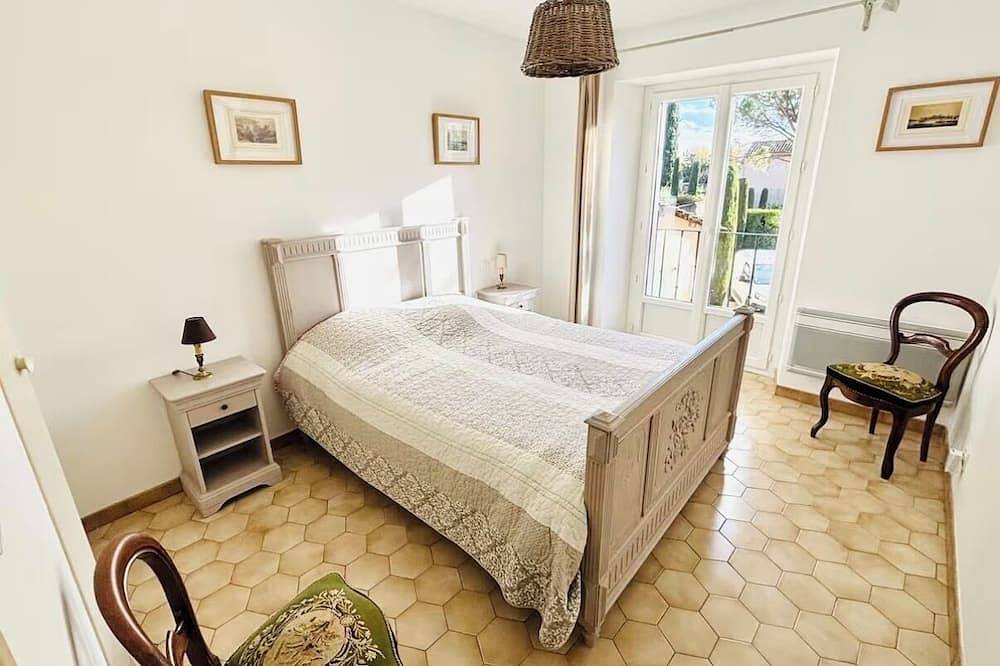 Provençal house with private pool\nlou Mas Peyrettes in Camaret-sur-Aigues, Vaucluse