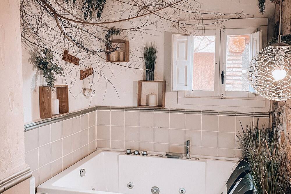 Entire apartment, Apartment 'Suite Romántica' with Mountain View, Wi-Fi and Air Conditioning in Canyelles (Barcelona), Garraf