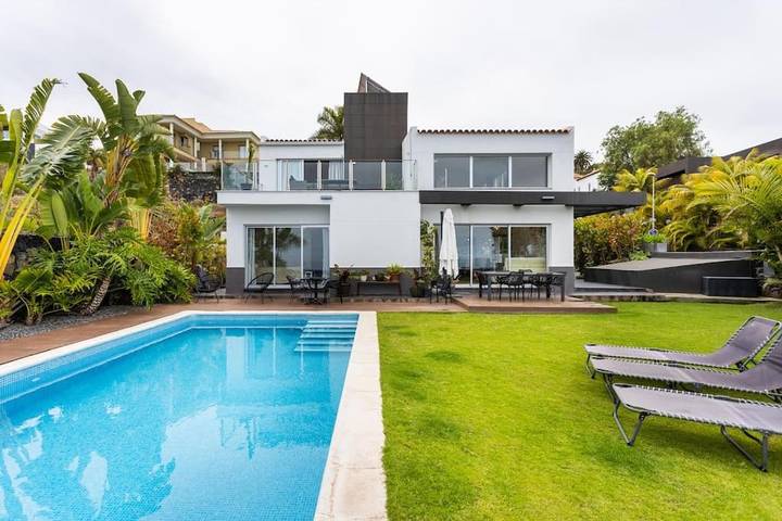 Ferienhaus für 10 Personen, mit Pool und Ausblick sowie Balkon und Garten