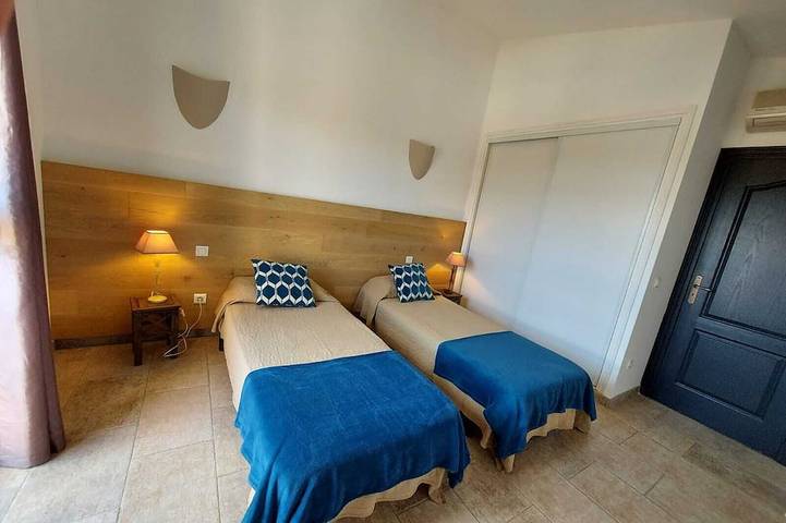 Beautiful apartment in Residence with swimming pool, garden and terrace in Zonza, Distrito de Sartène
