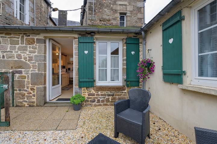 Guesthouse 'Le 101' with private garden in Villedieu-les-Poêles, Côte de la Déroute