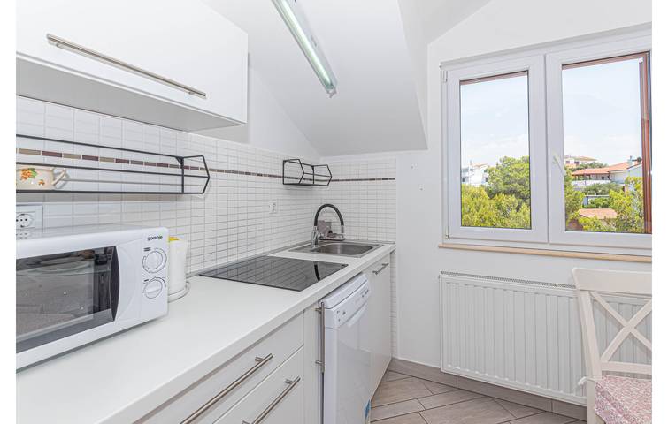 Ganze Ferienwohnung, Gemütliche Wohnung mit Terrasse, WLAN und 500 m zum Strand in Brodarica, Šibenik-Knin