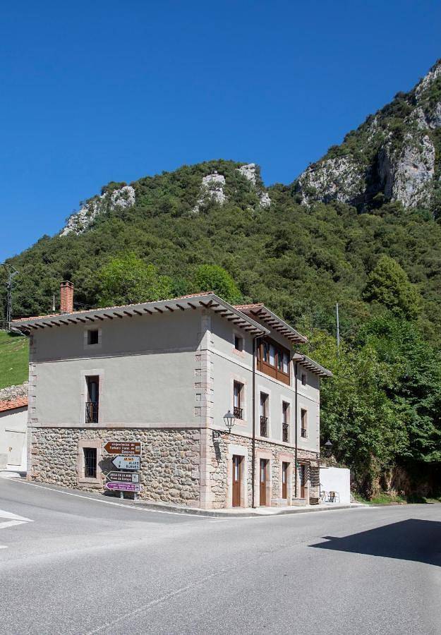 Hotel para 3 personas, con jardín además de balcón y vistas - 1