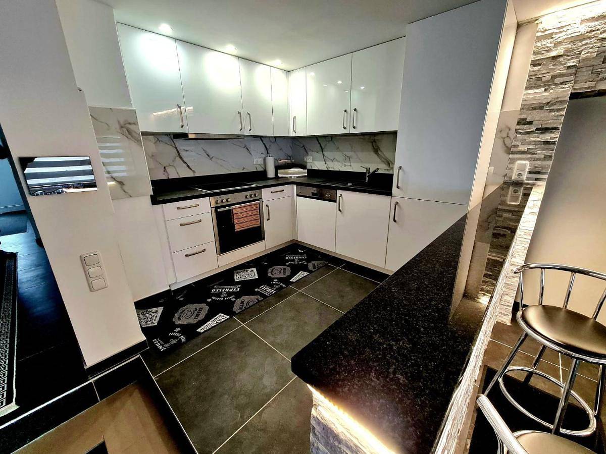 Ganze Ferienwohnung, Double Room with Private Bathroom in Chorweiler, Köln