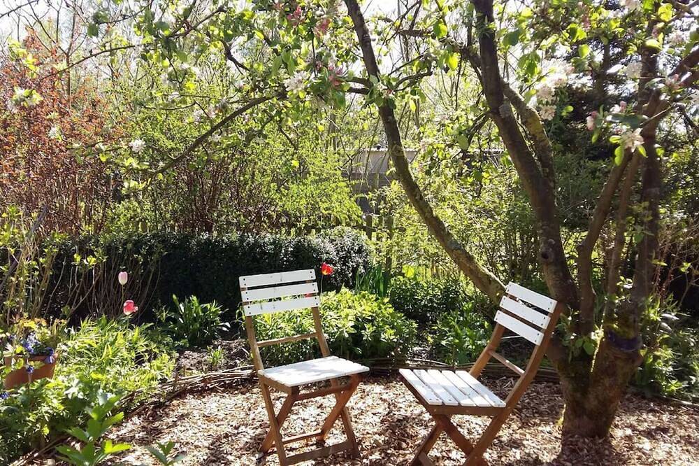 Ganze Wohnung, Apartment 'Wunschgarten' mit privater Terrasse, Gemeinschaftsgarten und Wlan in Wesselburen, Nordseeküste