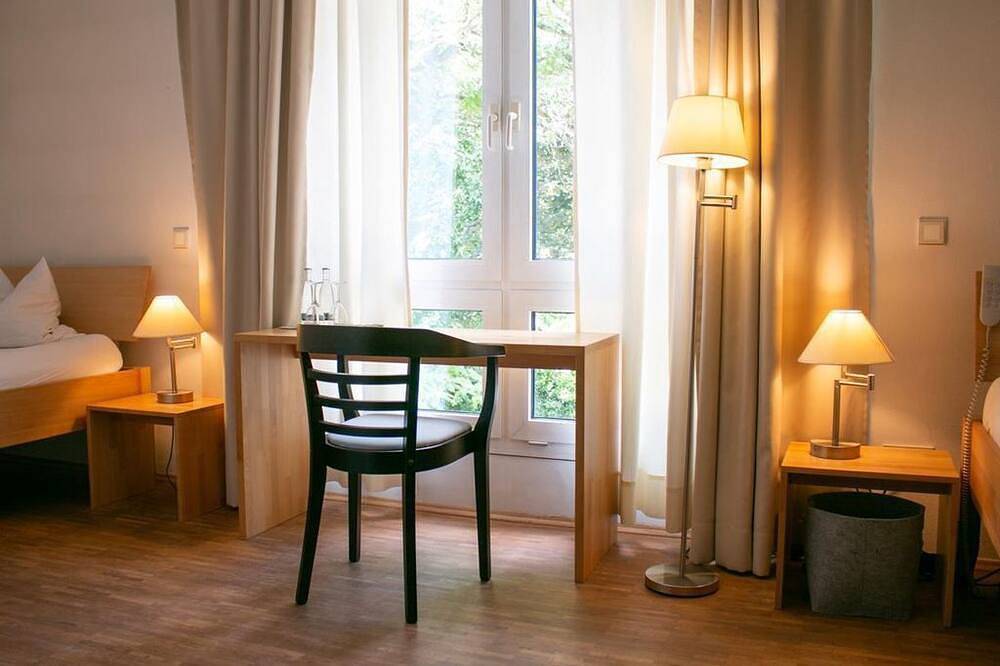 Doppelzimmer, Dusche, Wc, Standard Twin - Stiftsgut Keysermühle ggmbh in Klingenmünster, Südliche Weinstraße