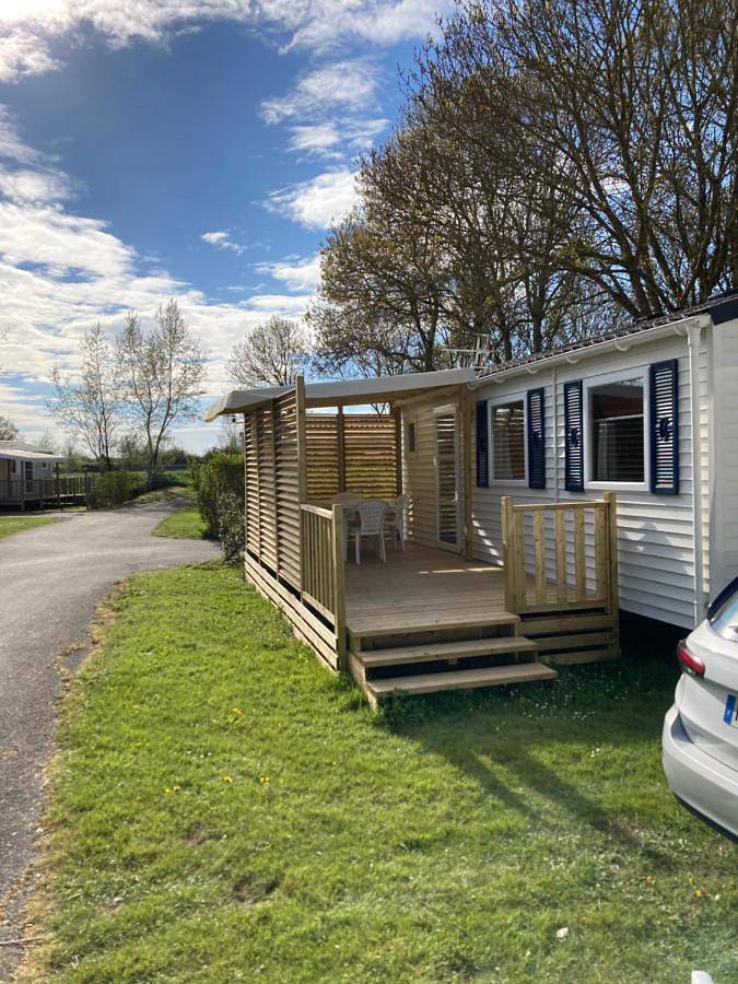Camping pour 4 personnes, avec bassin pour enfant et piscine ainsi que jardin et vue, animaux acceptés