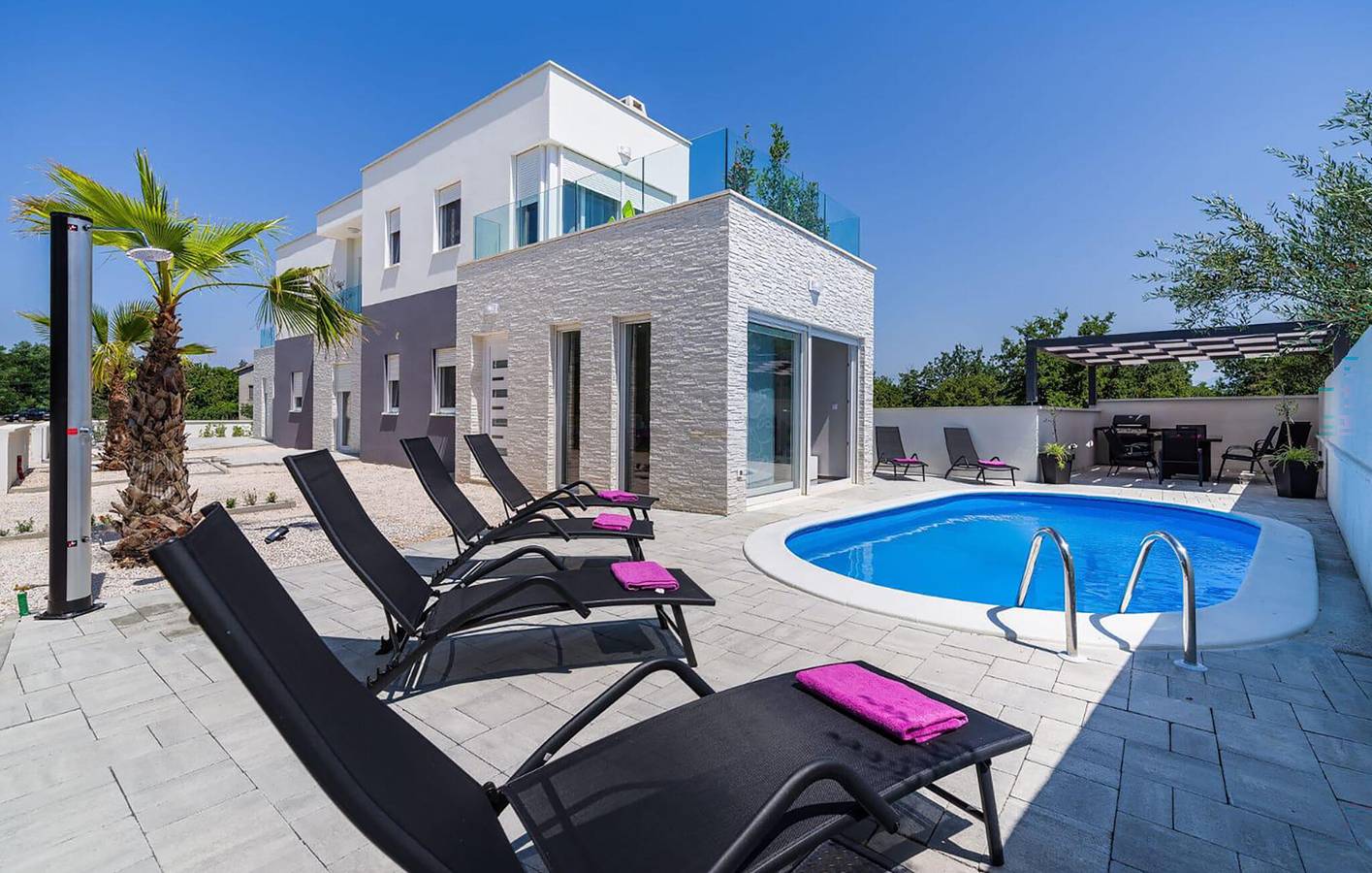 Encantador, a 1,5 km de la playa: acogedor apartamento con piscina y terraza in Nin, Region de Zadar