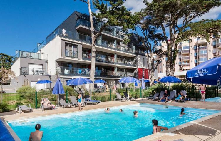 Appart’hôtel pour 4 personnes, avec terrasse ainsi que piscine et jardin