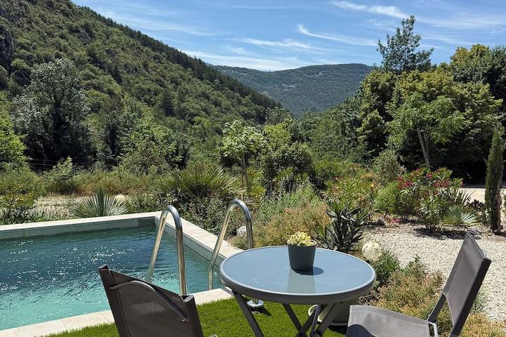 Gîte pour 4 personnes, avec Terrasse ainsi que Jardin et Piscine