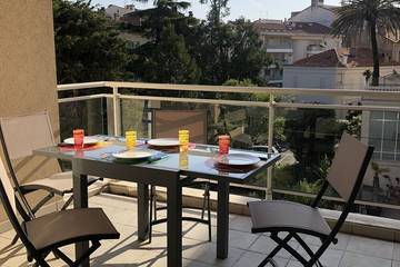 Gîte pour 4 personnes, avec terrasse dans Gare De Cannes