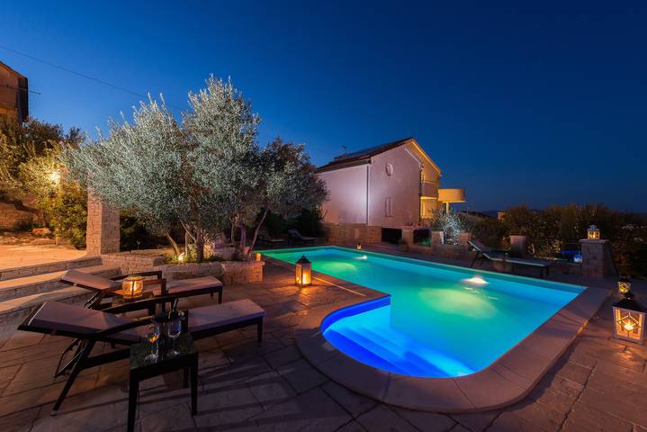Ferienwohnung für 4 Personen, mit Balkon/Terrasse und Pool auf Murter - 2
