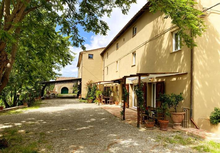Ferienwohnung für 10 Personen, mit Terrasse und Garten sowie Ausblick in Lari