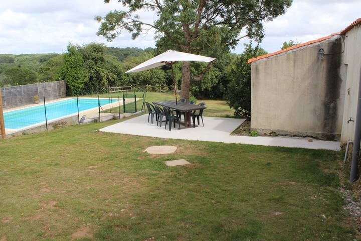 Gîte pour 9 personnes, avec terrasse ainsi que jardin et piscine à Le Champ-Saint-Père - 4