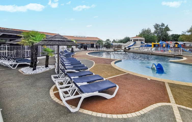 Camping pour 6 personnes, avec terrasse ainsi que jardin et piscine à Talmont-Saint-Hilaire - 2