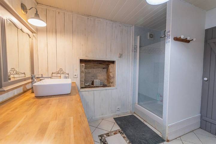 Baptresse: a charming cottage with a pool in Château-Larcher, Vienne
