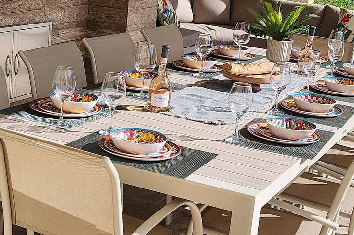 Gîte pour 10 personnes, avec jardin ainsi que balcon et piscine, animaux acceptés à Monze (homonymie)