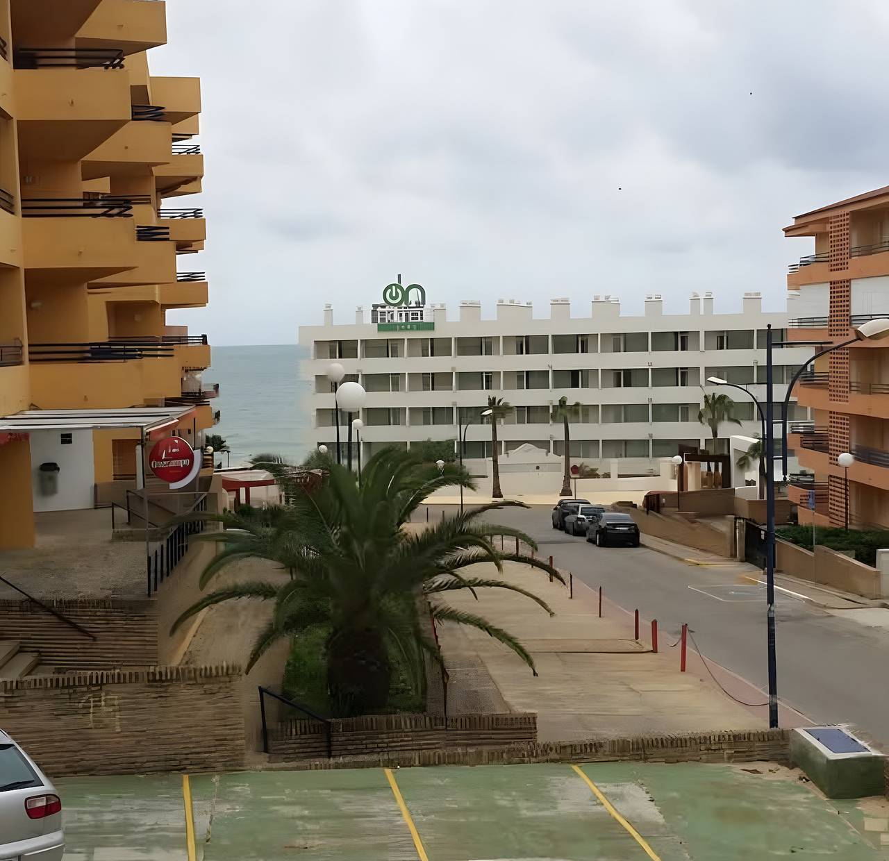 Estudio entero, Estudio 'A 100m de la Playa' con Piscina Compartida, Terraza Privada y Wi-Fi in Matalascañas, Almonte
