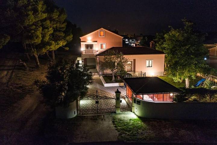Location de vacances pour 8 personnes, avec Balcon ainsi que Terrasse et Jardin