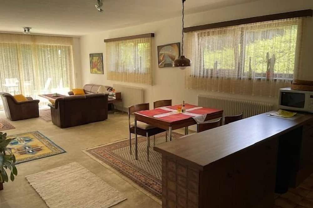 Ganze Wohnung, Große Ferienwohnung für 2 - 3 Personen, 80qm, 2 Schlafzimmer, überdachte Terrasse in Saaldorf-Surheim, Rupertiwinkel