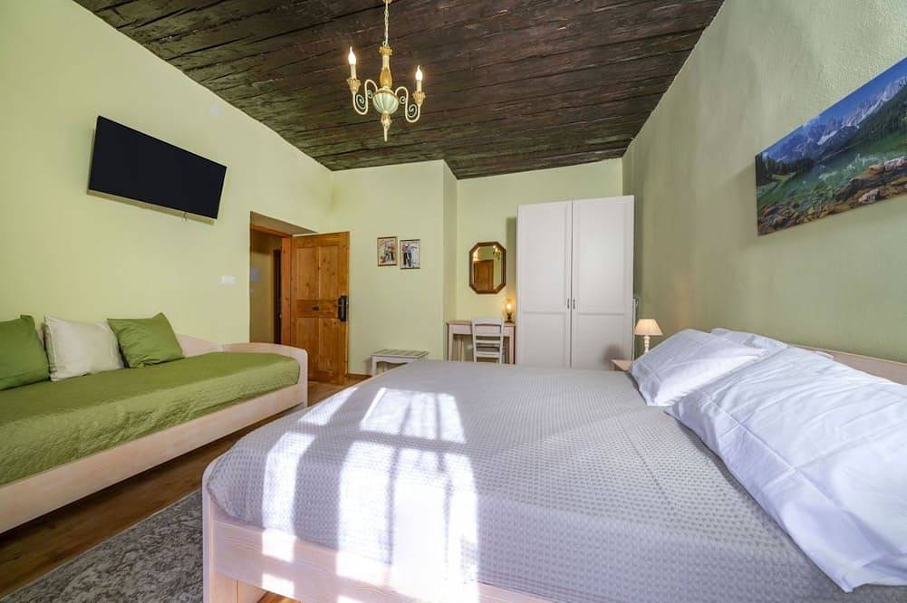 Entire apartment, A cozy 65 square meters apartment, perfect for eight people, located on the first floor of a historic building built in 1864 and renovated in 2025 while maintaining its historic atmosphere (No elevator).The property is located on Tarvisio's main street, in Tarvisio, Karnischer Hauptkamm