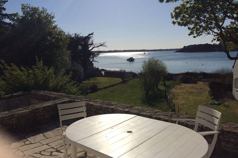 Ile-aux-Moines-Maison au bord du golfe du Morbihan in Île-aux-Moines, Côte des Mégalithes