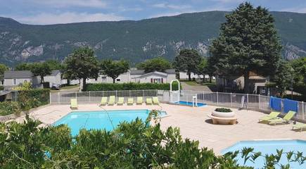 Gîte pour 4 personnes, avec terrasse et piscine ainsi que jardin et vue, animaux acceptés à Novalaise