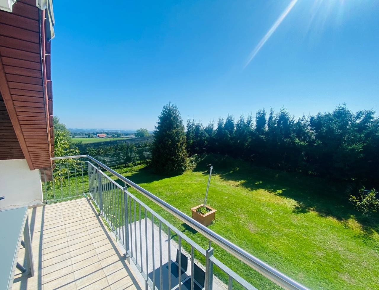 Ganze Wohnung, Große, neu renovierte Ferienwohnung 'Ellenweiler 4' im Grünen mit Privatterrasse und privatem Balkon in Friedrichshafen, Region Bodensee-Oberschwaben